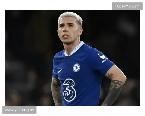 恩佐·费尔南德斯训练完回家路上还在背战术板，这人是拿足球当KPI冲吗