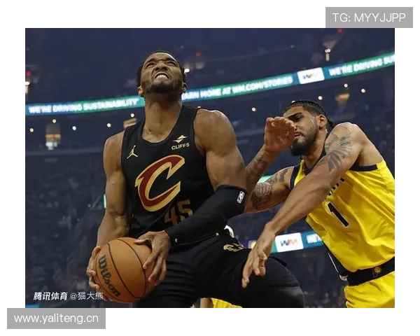 米切尔·罗宾逊挡拆补防迫使约基奇放弃内线