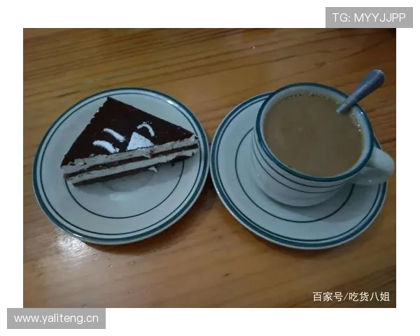 蒋圣龙训练完随手拿杯咖啡那架势，我怀疑他把球场当成了豪宅早餐间